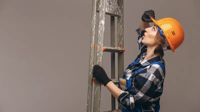 How to Use a Telescopic Ladder Safely Without Risking a Fall?